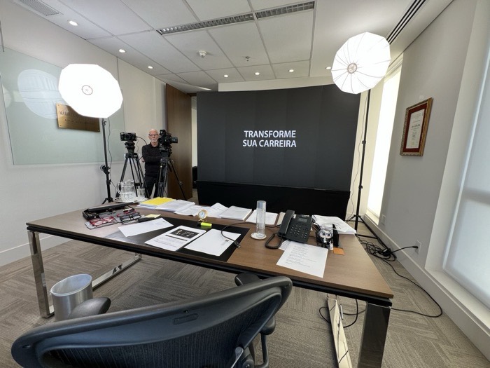 Set de gravação do laboratório com o painel Transforme sua carreira